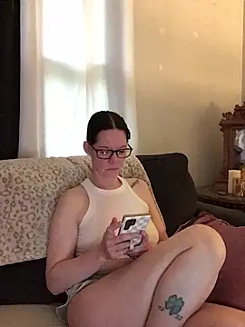 SidneyRaee online show from May 21, 3:52 pm