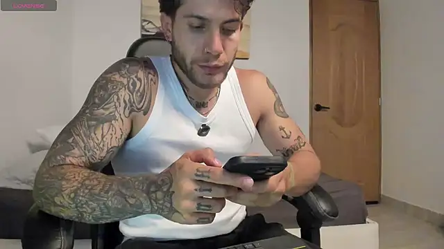 Snapshot of LucianSinclair chatting on July 15, 2:28 am LucianSinclair online show from July 15, 2:28 am