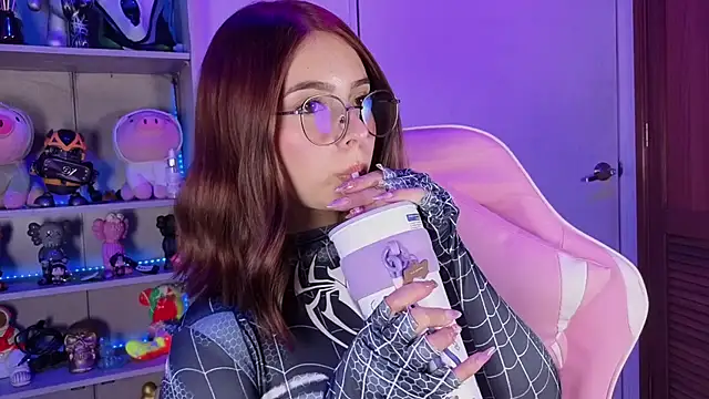 EmilyMiller  online show from November 1, 9:17 pm