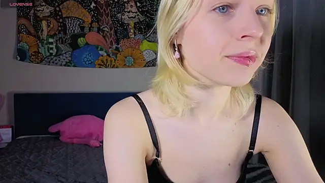 Snapshot of Crayzy_Luv chatting on March 15, 4:24 pm Crayzy Luv online show from March 15, 4:24 pm