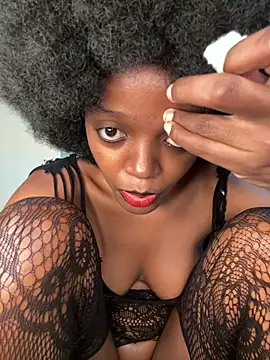 Snapshot of Bella_kiki chatting on June 24, 8:19 pm Bella kiki online show from June 24, 8:19 pm