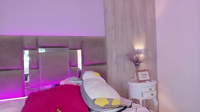 AbrilBrent online show from February 17, 8:04 pm