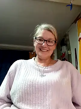 irinamaux online show from May 29, 4:43 am