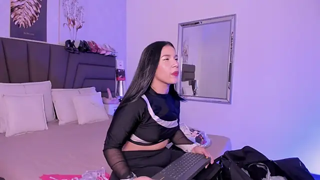 Sofi Perez  online show from March 6, 11:17 am