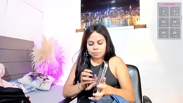 Julieta Coopeer  online show from May 23, 10:41 am