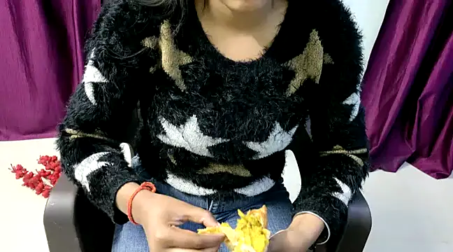 Snapshot of IAM_002 chatting on December 21, 10:28 am IAM 002 online show from December 21, 10:28 am