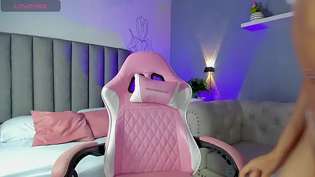 Snapshot of atenea_jones chatting on December 4, 8:39 pm atenea jones online show from December 4, 8:39 pm