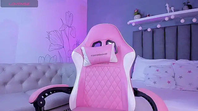 Snapshot of atenea_jones chatting on December 15, 7:29 pm atenea jones online show from December 15, 7:29 pm