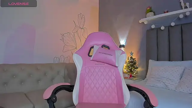 Snapshot of atenea_jones chatting on December 18, 7:20 pm atenea jones online show from December 18, 7:20 pm