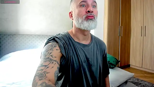 Snapshot of BlowMyXXL chatting on March 5, 8:43 am BlowMyXXL online show from March 5, 8:43 am