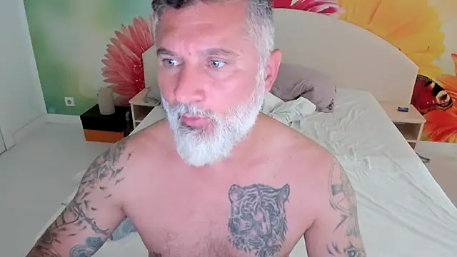 Snapshot of BlowMyXXL chatting on November 15, 12:23 pm BlowMyXXL online show from November 15, 12:23 pm