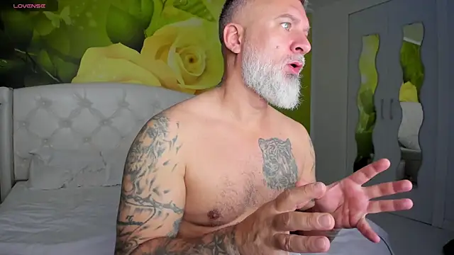 Snapshot of BlowMyXXL chatting on December 15, 8:51 am BlowMyXXL online show from December 15, 8:51 am