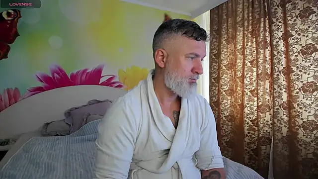 Snapshot of BlowMyXXL chatting on December 17, 8:53 am BlowMyXXL online show from December 17, 8:53 am