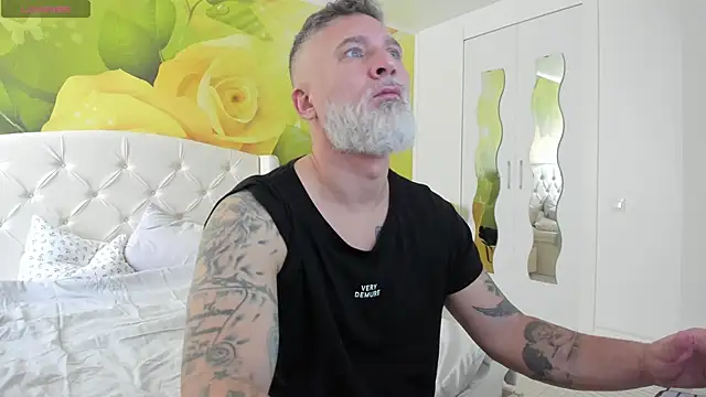 Snapshot of BlowMyXXL chatting on February 25, 8:35 am BlowMyXXL online show from February 25, 8:35 am