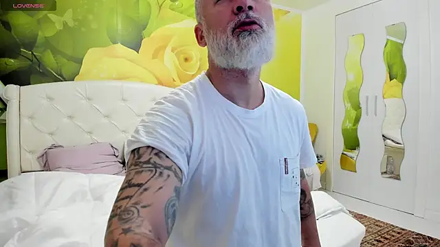 Snapshot of BlowMyXXL chatting on April 4, 7:17 am BlowMyXXL online show from April 4, 7:17 am