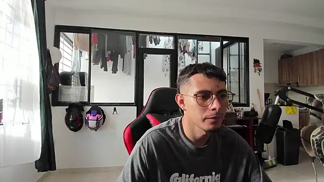 Snapshot of MauroD17 chatting on May 5, 9:23 pm MauroD17 online show from May 5, 9:23 pm