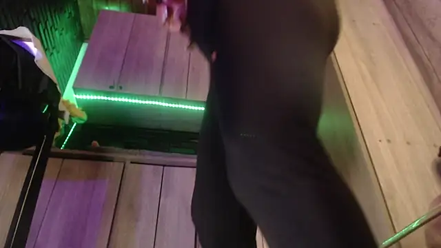 LaureenHills online show from April 10, 1:33 am