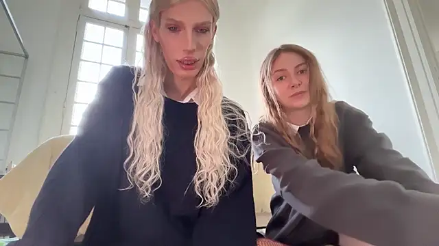 AliceSnowCatt online show from April 25, 2:25 pm