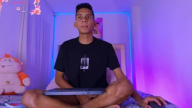 Snapshot of dilan_alfonzo chatting on July 17, 6:35 pm dilan alfonzo online show from July 17, 6:35 pm