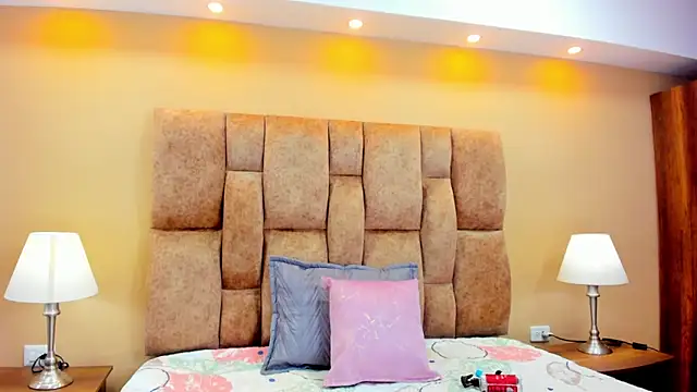 MiiaHot online show from February 1, 8:07 pm