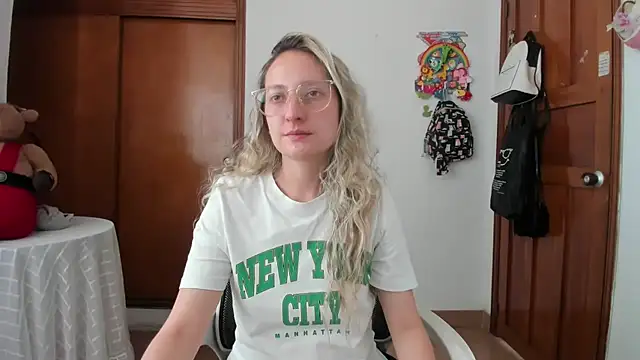Snapshot of Adele_johnsonn1 chatting on July 2, 4:24 pm Adele johnsonn1 online show from July 2, 4:24 pm