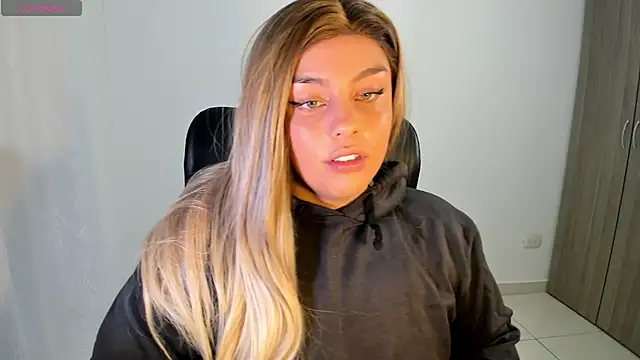 Snapshot of Fieryfenixx chatting on January 8, 4:44 am Fieryfenixx online show from January 8, 4:44 am