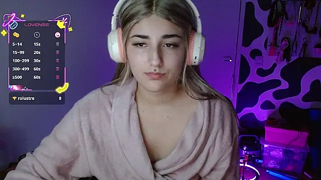 Snapshot of hi_elora chatting on March 26, 12:28 am hi elora online show from March 26, 12:28 am