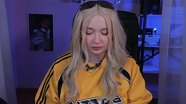 carolina elf online show from October 25, 5:15 am