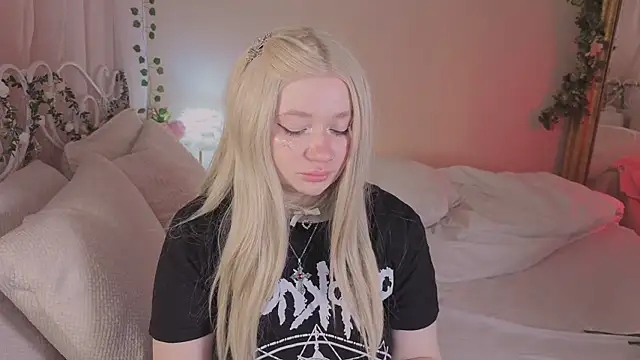 carolina elf online show from April 19, 8:02 am