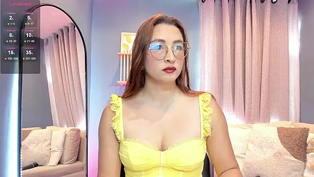 Snapshot of _LaraMom_ chatting on June 9, 7:36 pm LaraMom online show from June 9, 7:36 pm