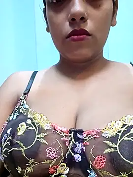 Snapshot of sexyindi_couple chatting on April 23, 5:52 am sexyindi couple online show from April 23, 5:52 am