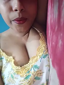 Snapshot of sexyindi_couple chatting on June 1, 7:43 am sexyindi couple online show from June 1, 7:43 am