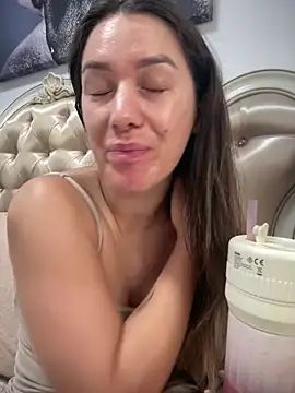 Snapshot of HotXMom chatting on June 10, 6:23 am HotXMom online show from June 10, 6:23 am