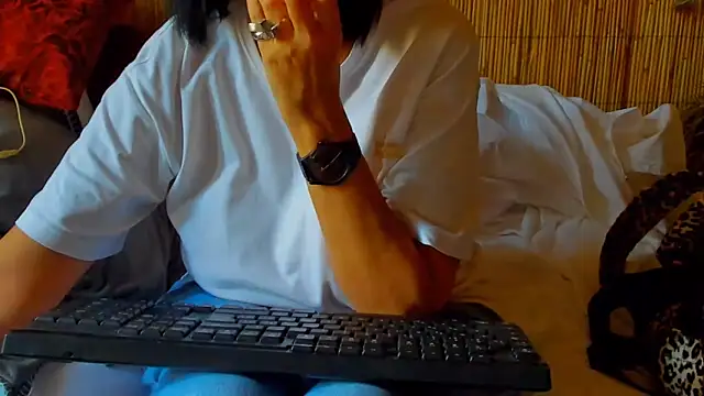 Snapshot of shannon4u chatting on June 8, 8:26 am shannon4u online show from June 8, 8:26 am