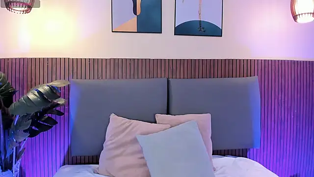 NicolleeEvanss online show from April 1, 1:01 pm