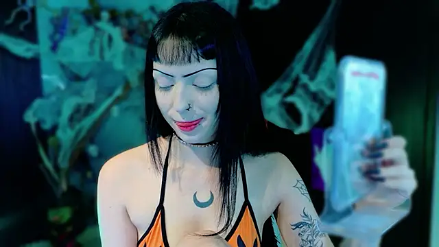 Madison Jackson online show from October 28, 10:45 pm