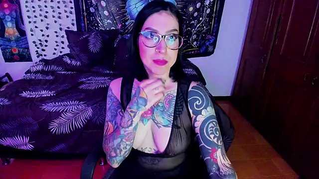 Snapshot of alice_666f chatting on June 5, 2:34 pm alice 666f online show from June 5, 2:34 pm
