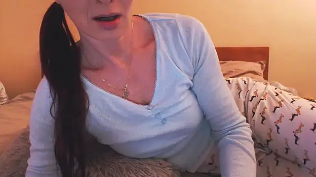 Snapshot of LovelyAndraGirl chatting on February 14, 6:43 am LovelyAndraGirl online show from February 14, 6:43 am