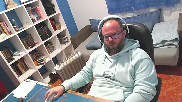 ravingr4d4 online show from March 1, 8:00 pm