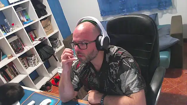 ravingr4d4 online show from April 11, 8:57 pm