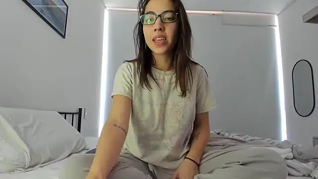 Sophi  a online show from February 5, 2:43 pm