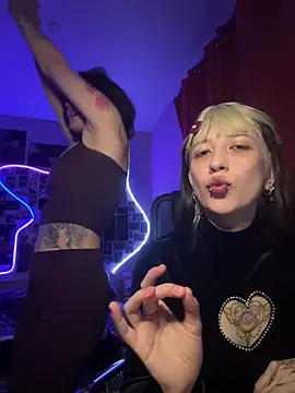 Dooubletroublee online show from April 8, 1:27 am