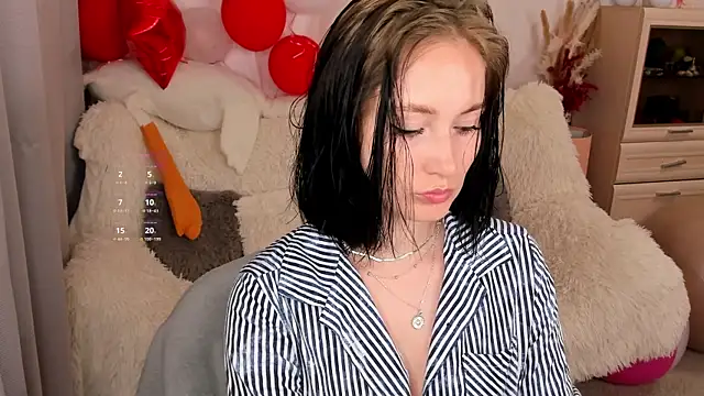 LisaMooore online show from July 2, 4:02 pm