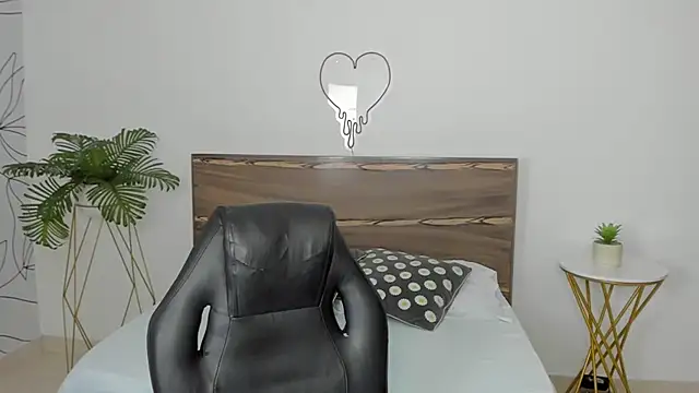 ivette bocelly online show from December 11, 7:03 pm