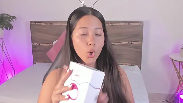 ivette bocelly online show from March 4, 7:43 pm