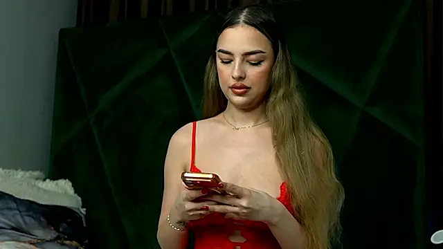 Snapshot of ScarletColes chatting on February 15, 12:40 am ScarletColes online show from February 15, 12:40 am