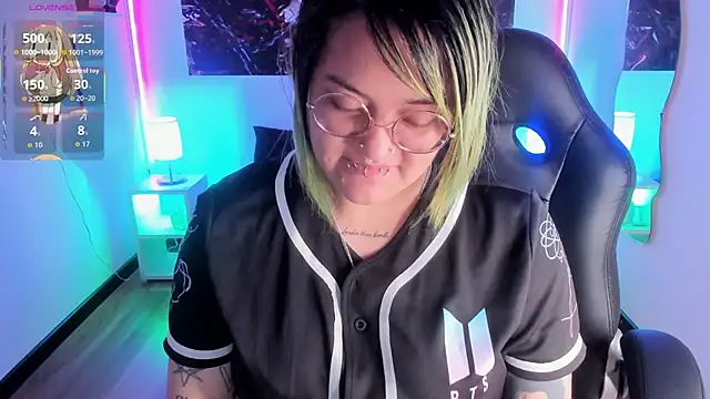 lucky-leah online show from December 19, 3:35 am