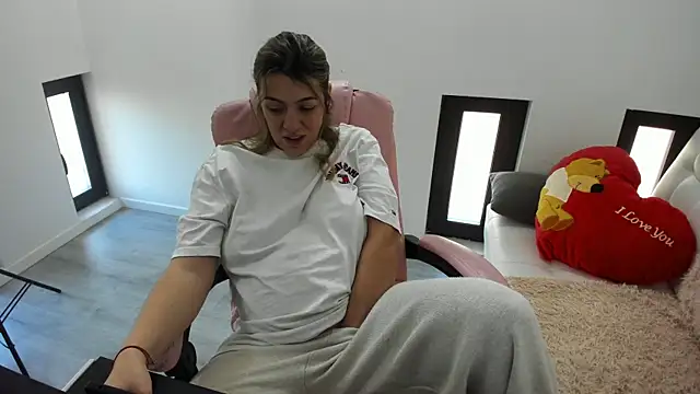 Dyana Kaylinn online show from April 7, 4:57 am