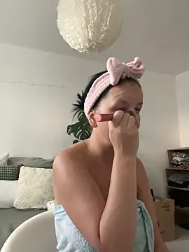 Snapshot of Off__Melonenmandy chatting on November 20, 7:30 am Off Melonenmandy online show from November 20, 7:30 am