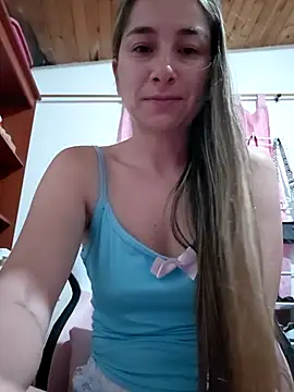 Snapshot of Iris_love18 chatting on May 13, 11:18 am Iris love18 online show from May 13, 11:18 am